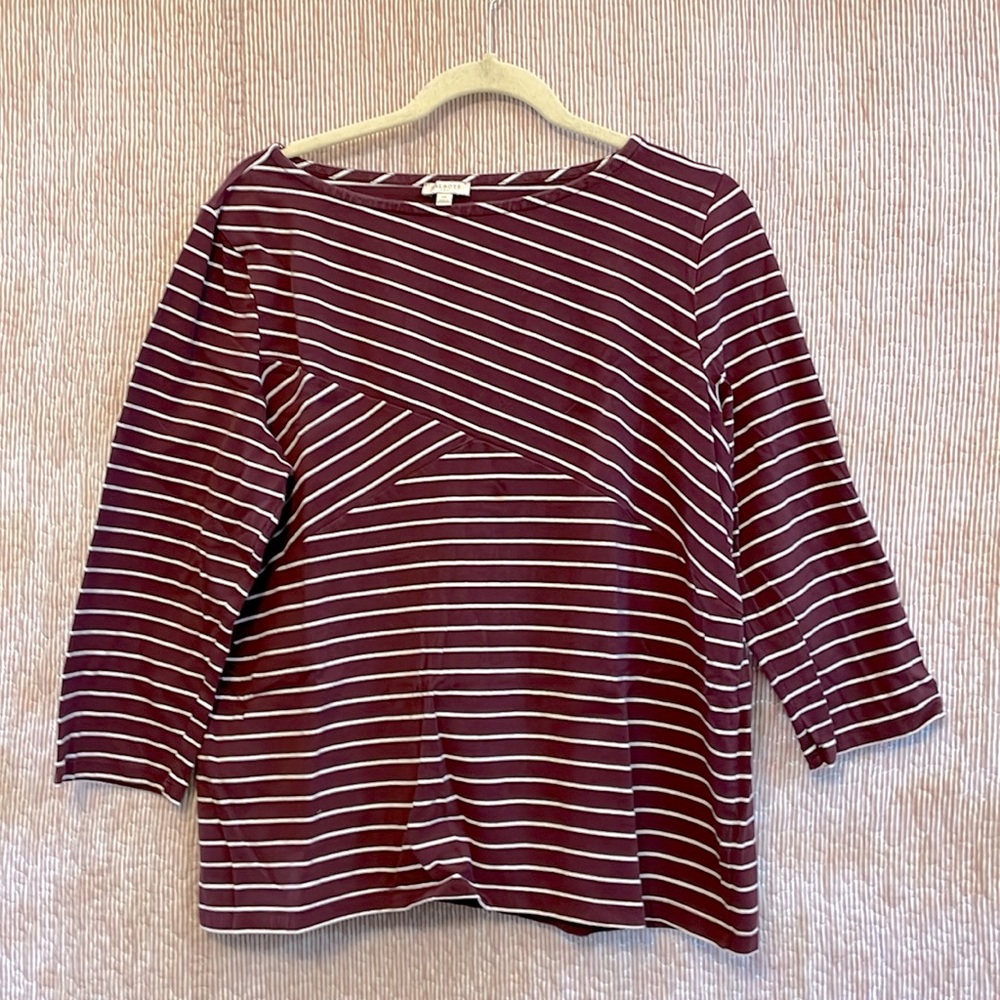 Size XL top with flattering crisscross bodice and 3/4 sleeves in EUC by Talbots.